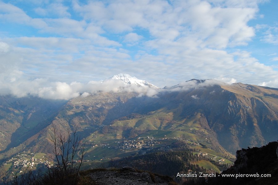 01 Il panorama è ampio di fronte a noi.JPG